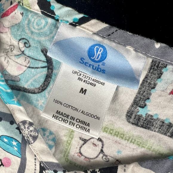 SB Scrubs Top Christmas Winter Snowman Unisex Medium Pockets Nursing Medical - Picture 8 of 9